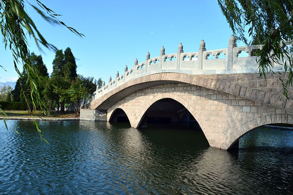 在选择北京公墓时需要注意哪些因素以匹配合适的墓地？